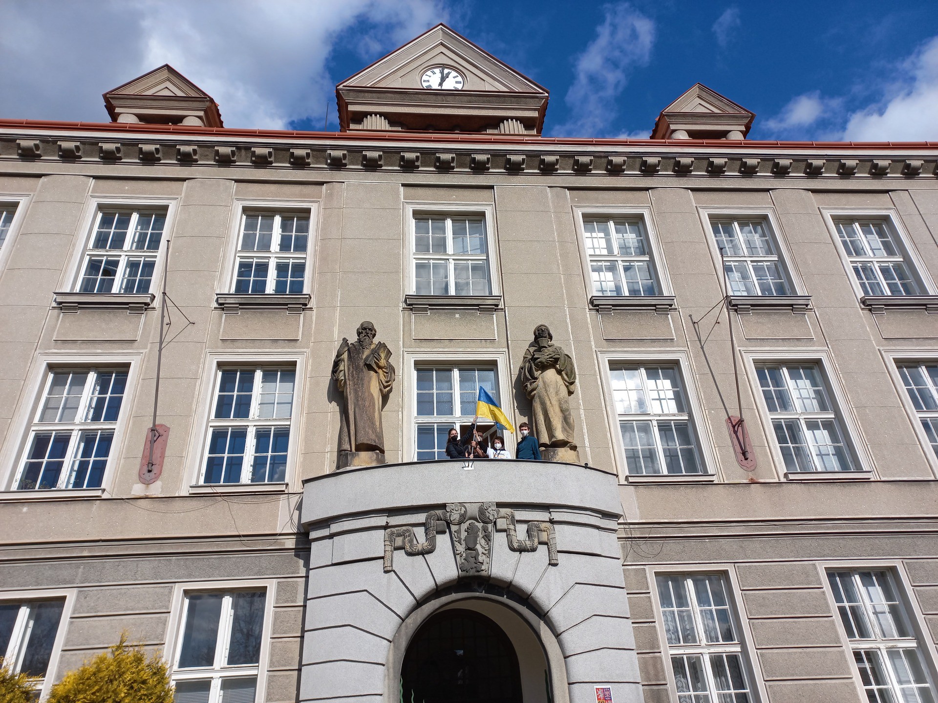 Studenti vyvěšující vlajku